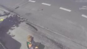VIDEO Camerele de supraveghere au surprins o supraviețuire miraculoasă. O femeie de 44 de ani și fiica ei au scăpat un eveniment tragic
